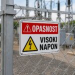 Grafički prikaz sigurnosne oznake za visoki napon sa upozorenjem na opasnost od električnog udara.