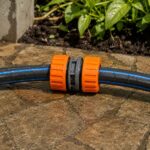 Plastična spojnica PVC 25x20 za pouzdano povezivanje cijevi različitih promjera u vodovodnim instalacijama