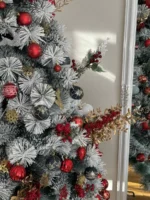 Novogodišnji sniježni bor Deluxe – detalj grana i ukrasa